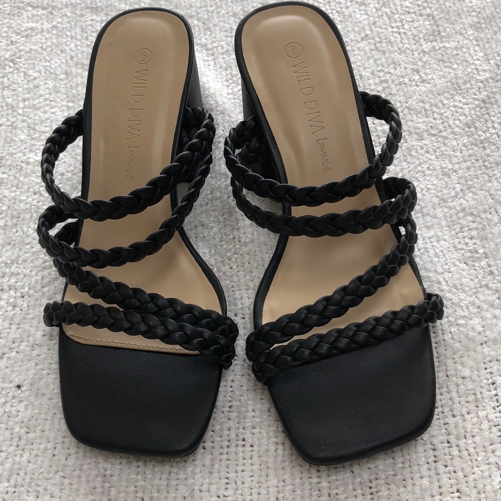 Wild Diva -6- chunky heels. Black crisscross scrappy sandals. Never worn